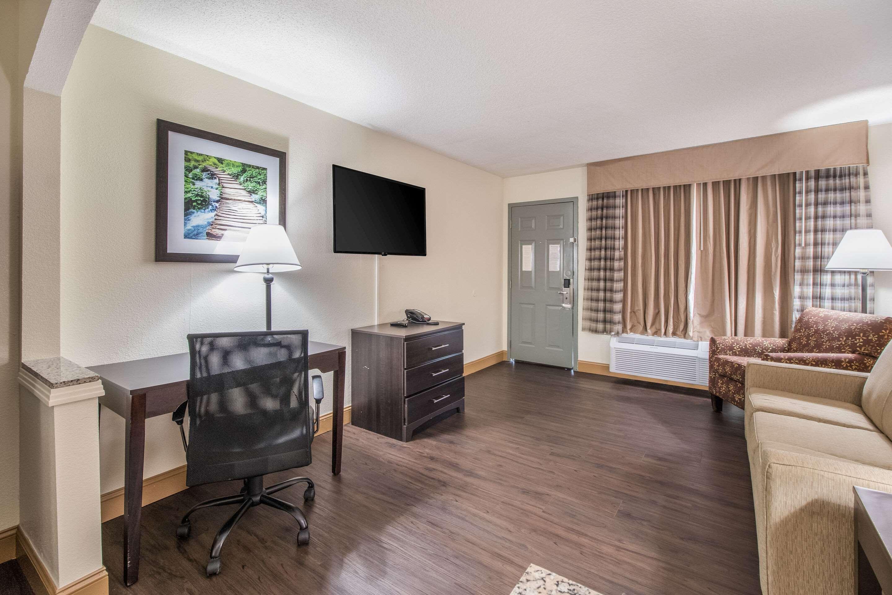 Quality Inn & Suites Corinth West Екстериор снимка